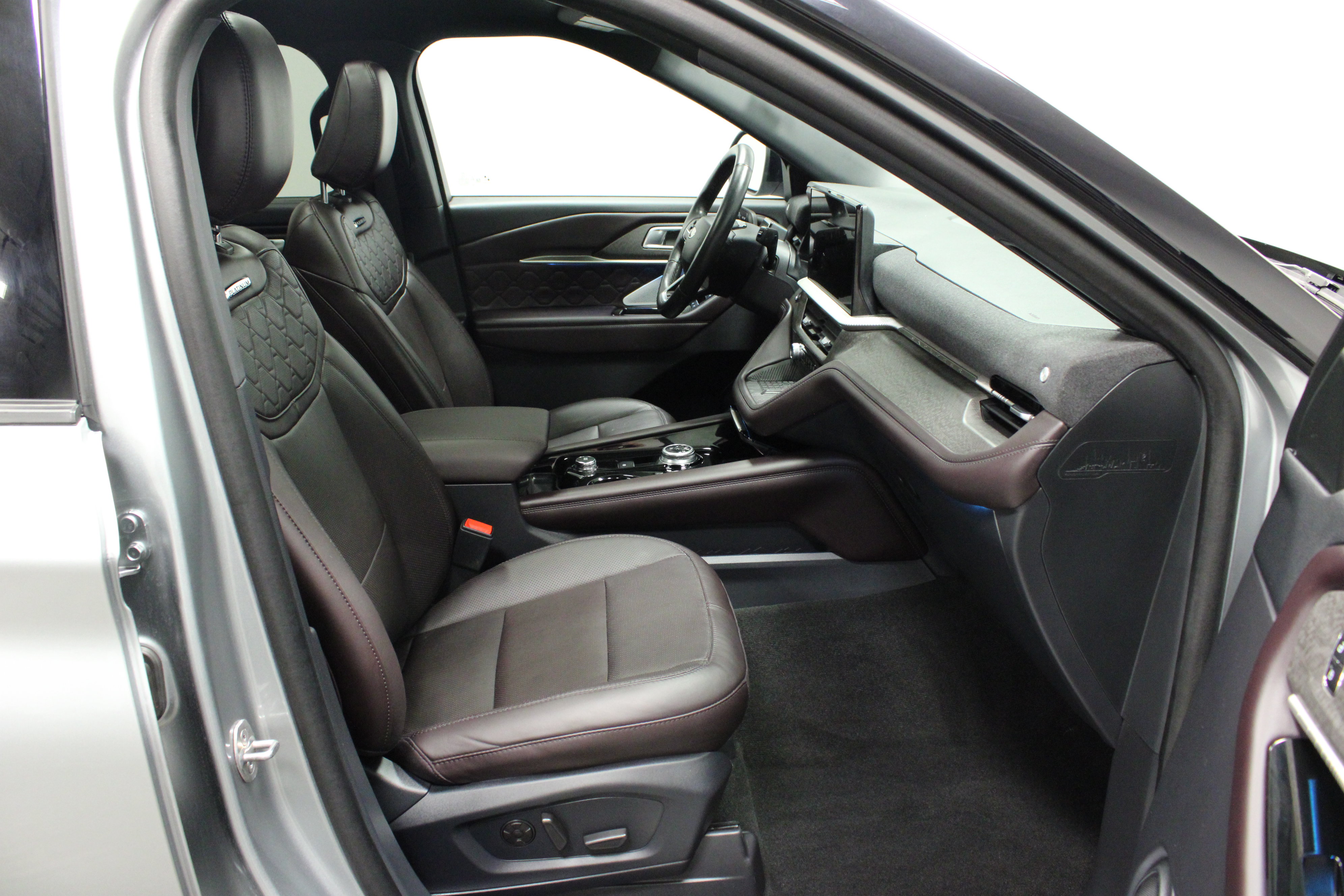 Used 2025 Ford Explorer Platinum w/ Ultimate Package AWD/4WD image 18