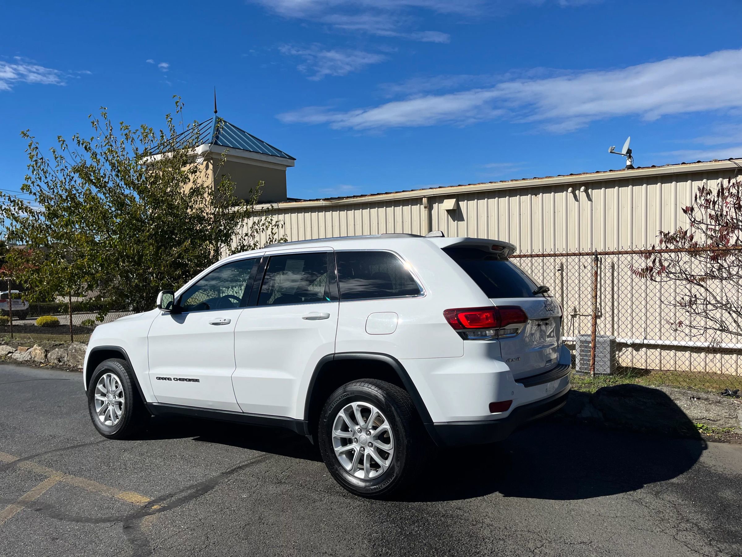 Used 2021 Jeep Grand Cherokee Laredo X image 32