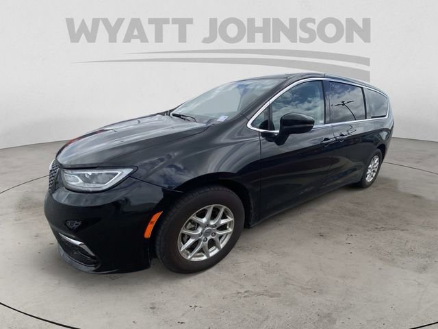 Used 2023 Chrysler Pacifica Touring-L FWD image 2