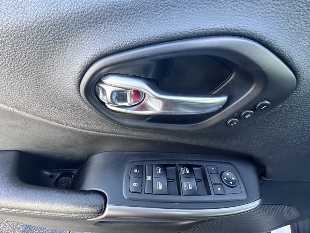 Used 2019 Jeep Cherokee Limited image 10