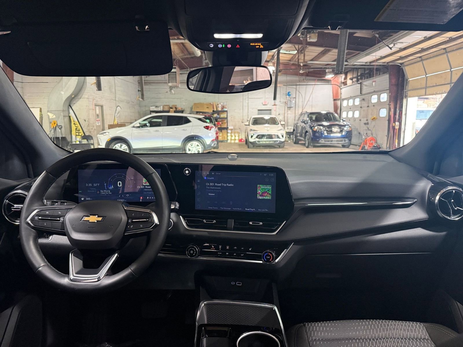 Used 2025 Chevrolet Equinox LT image 32