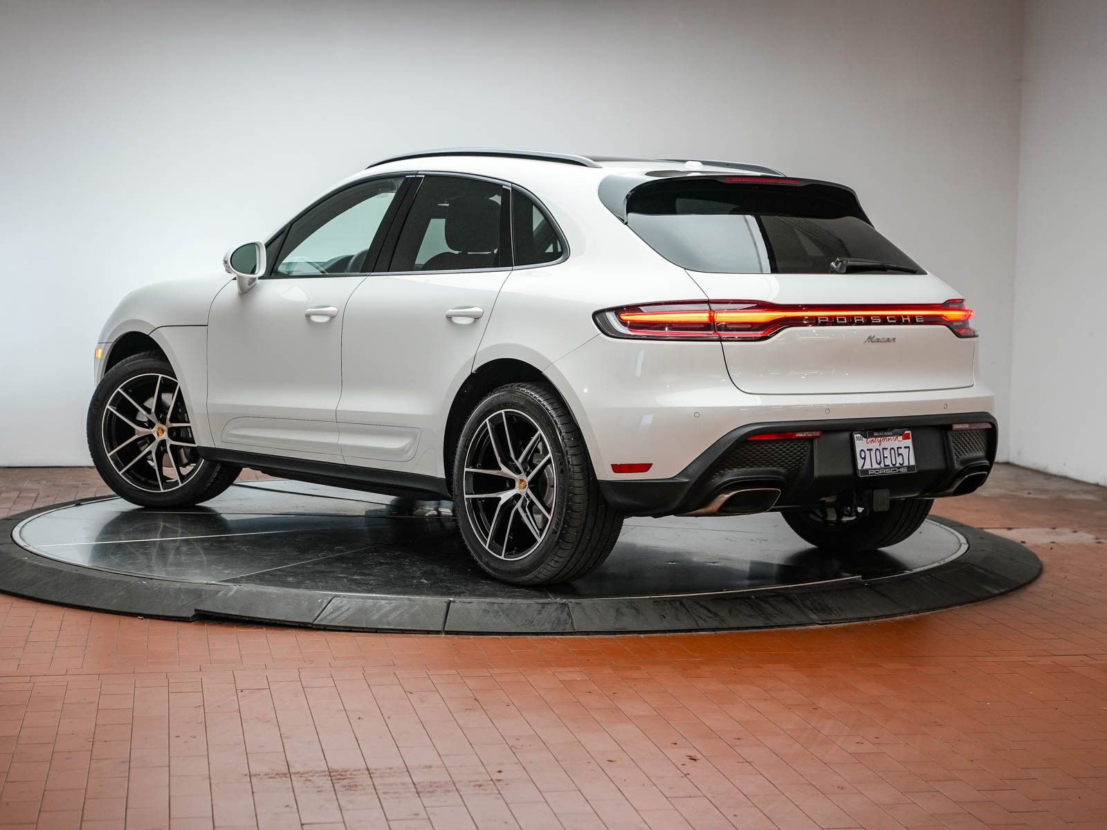 Certified 2025 Porsche Macan image 3