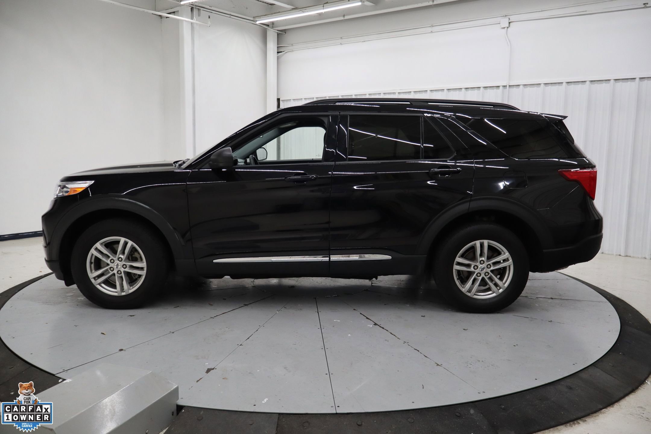 Used 2023 Ford Explorer XLT w/ Equipment Group 202A image 9