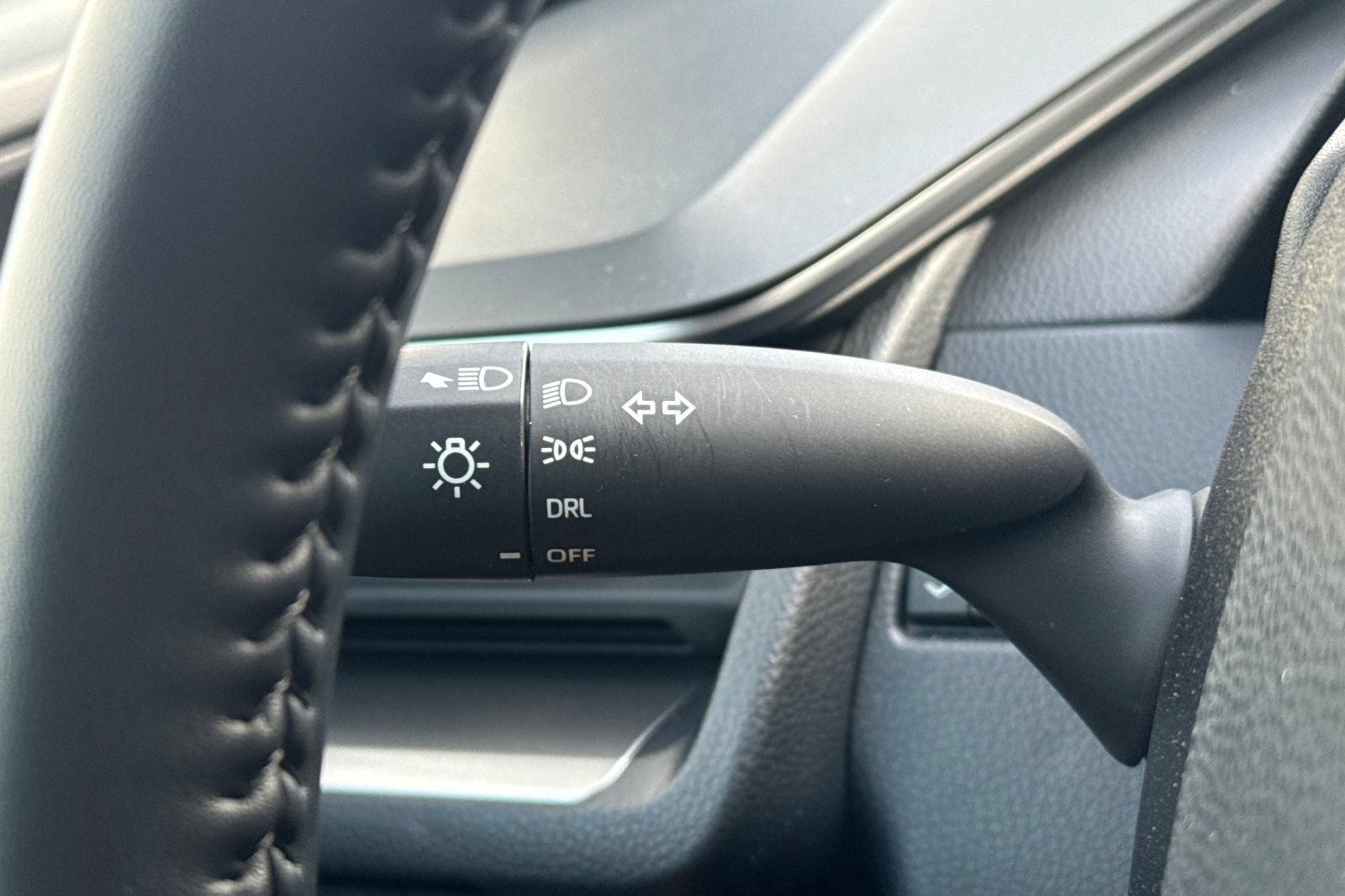 Certified 2025 Toyota Prius LE FWD image 38