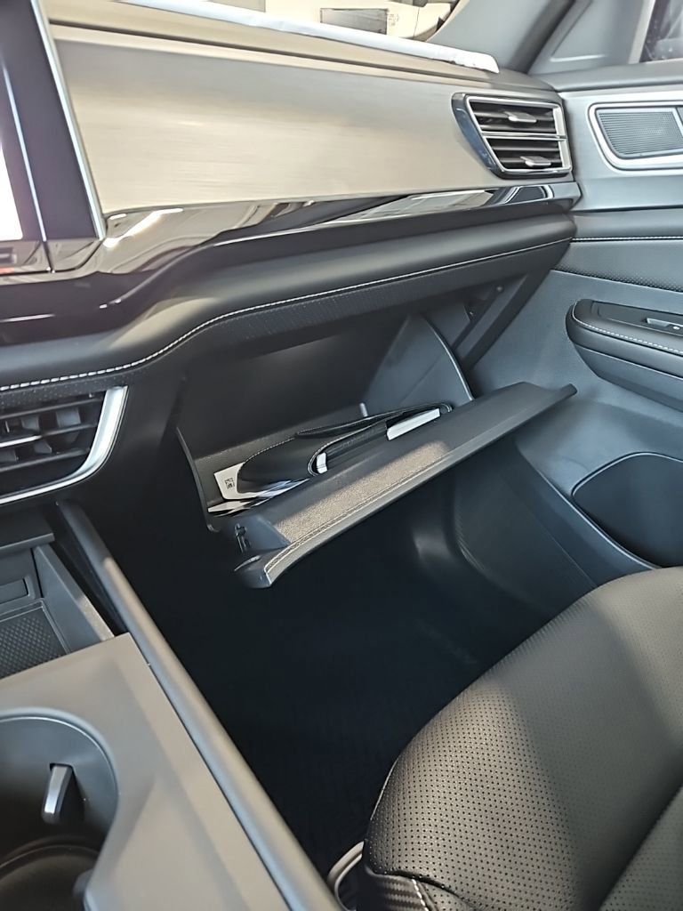 New 2026 Volkswagen Atlas Cross Sport SE image 28