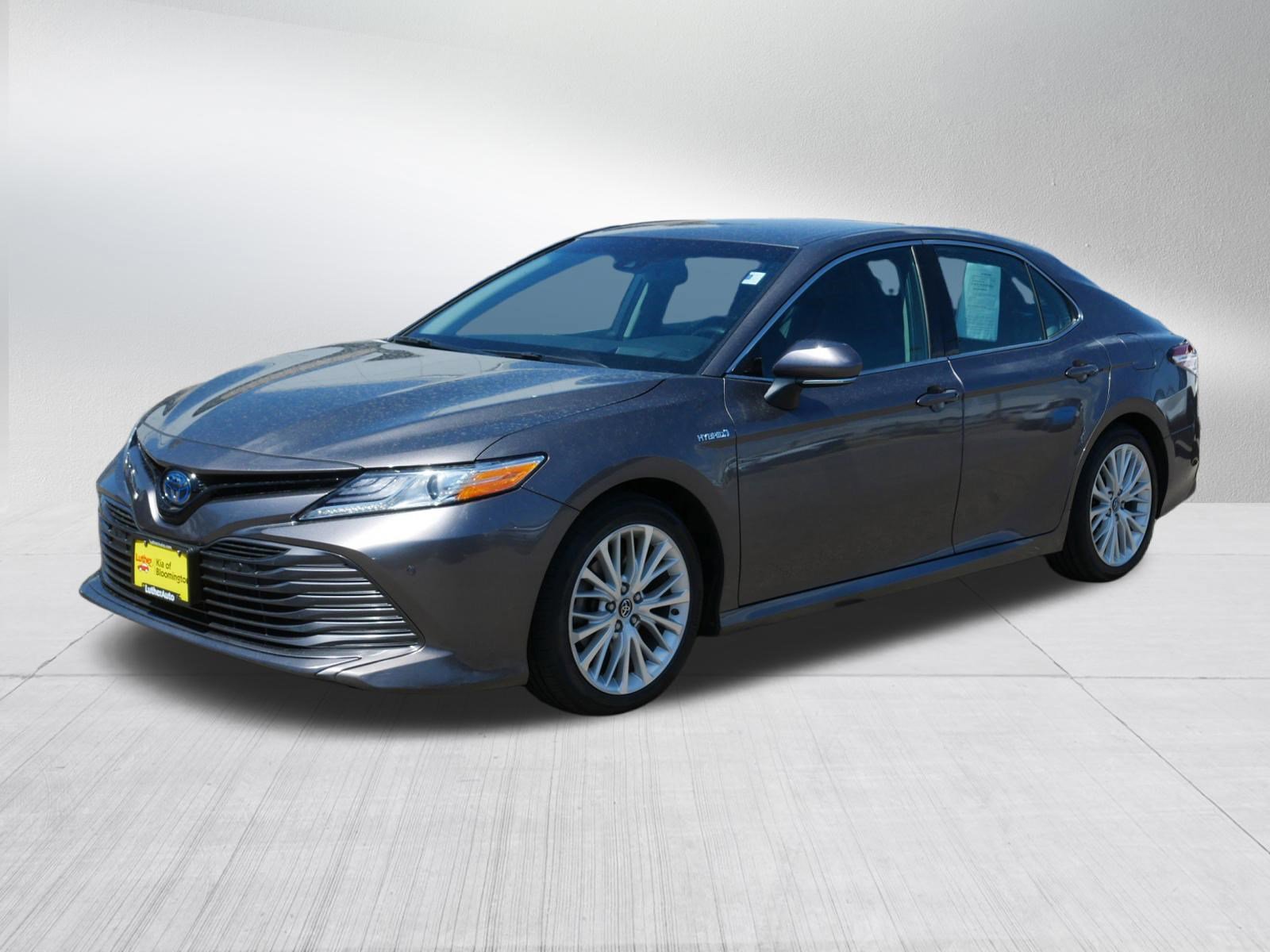 Used 2018 Toyota Camry XLE FWD image 3