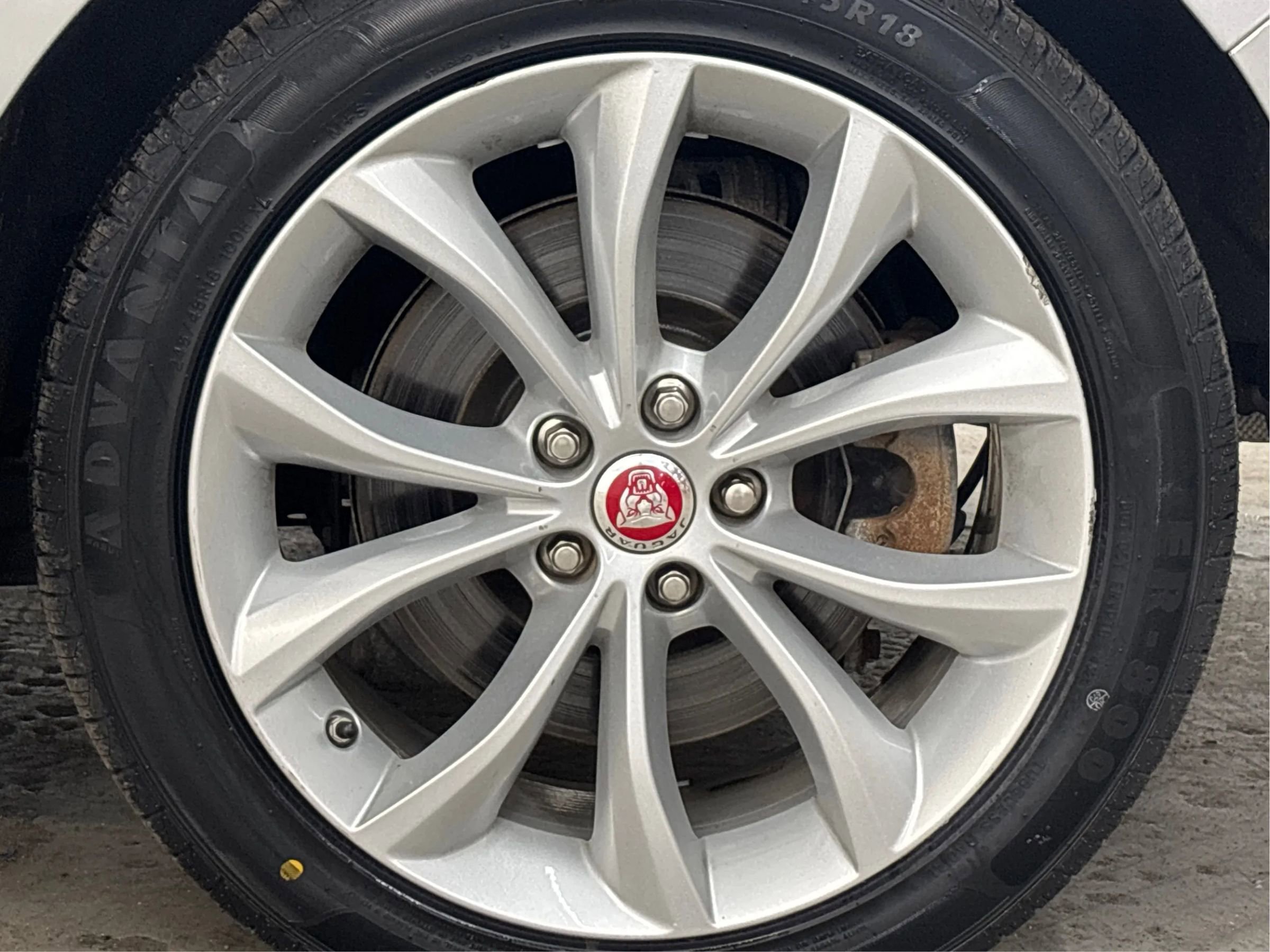 Used 2018 Jaguar XF Premium image 32