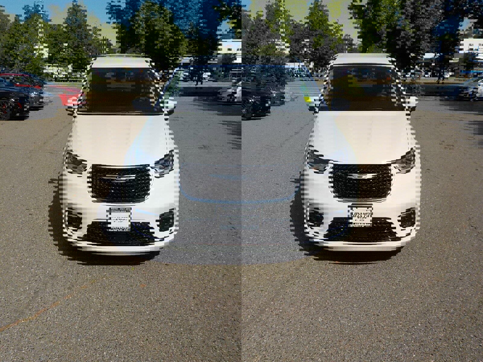 Used 2023 Chrysler Pacifica Touring-L image 2