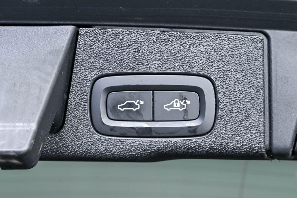 Certified 2024 Volvo XC60 T8 Plus w/ Protection Package Premier AWD/4WD image 32