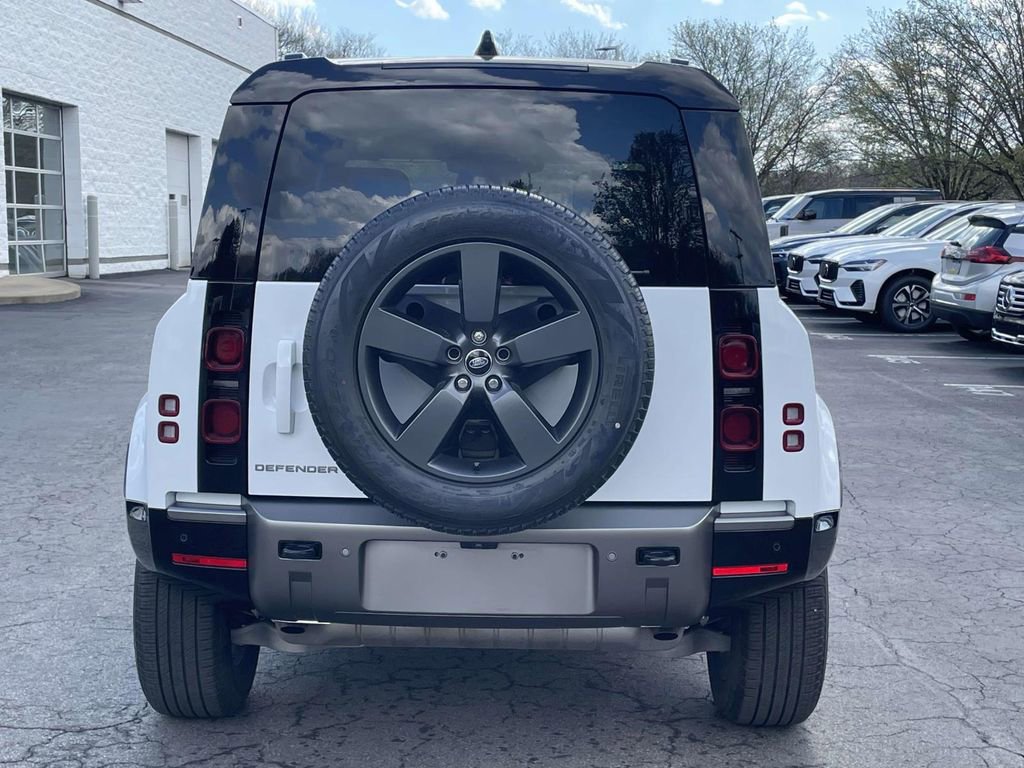 Used 2024 Land Rover Defender 110 X-Dynamic SE image 4