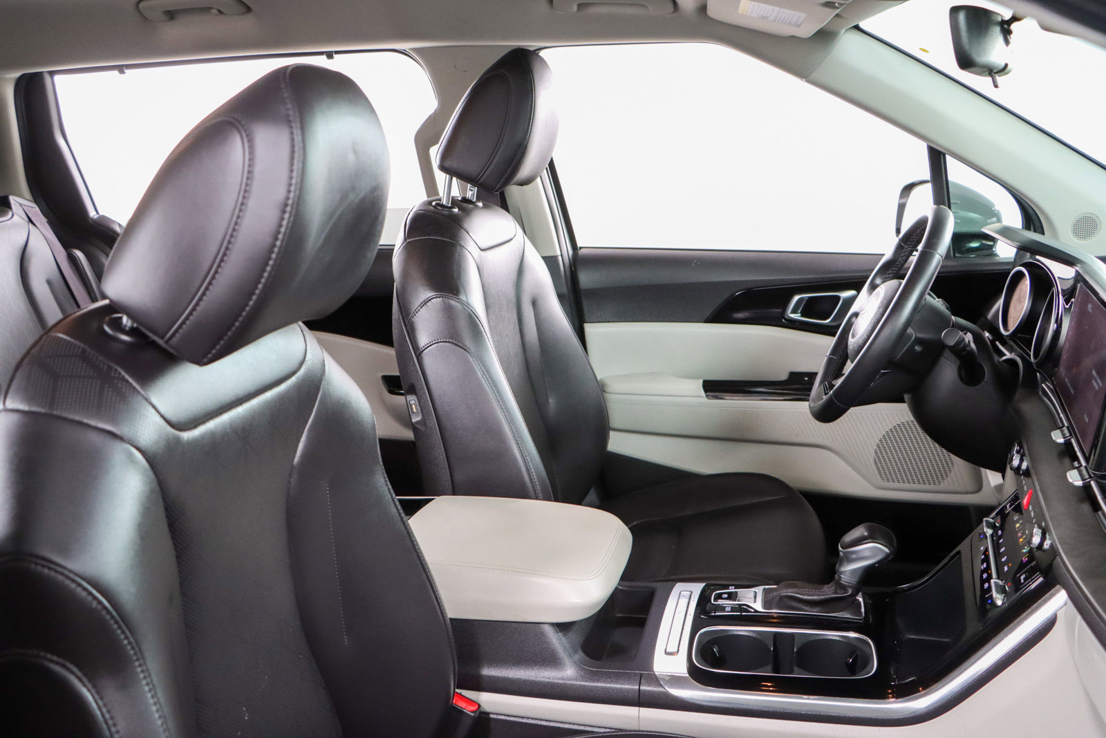 Used 2024 Kia Carnival EX image 27