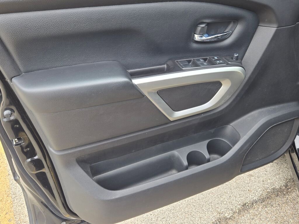Used 2019 Nissan Titan SV image 17