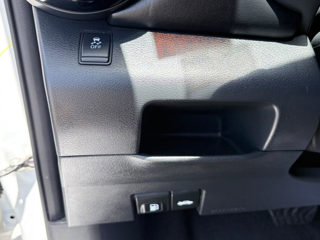 Used 2018 Nissan Kicks SR w/ Premium Package FWD image 17