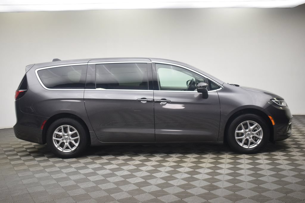 Used 2023 Chrysler Pacifica Touring-L FWD image 12