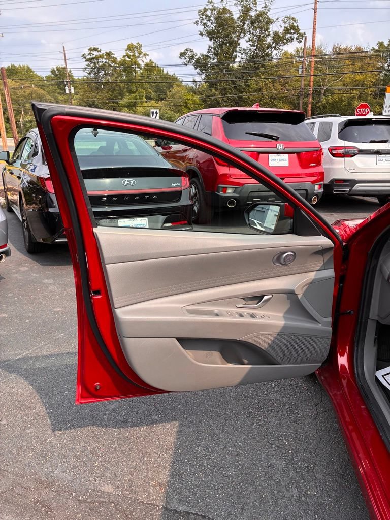 Used 2023 Hyundai Elantra SEL FWD image 24
