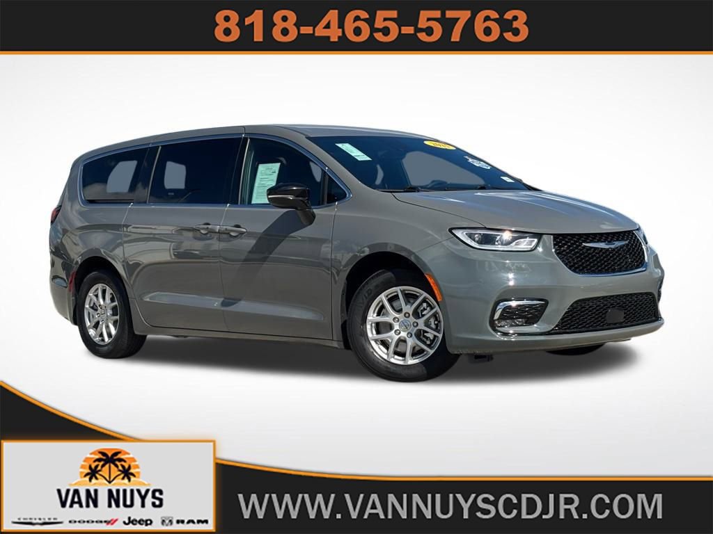 Used 2025 Chrysler Pacifica Select image 1