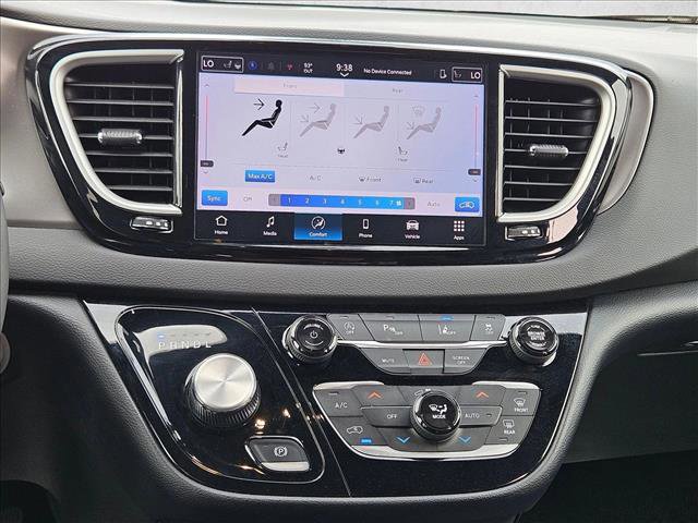 Used 2025 Chrysler Pacifica Select FWD image 19
