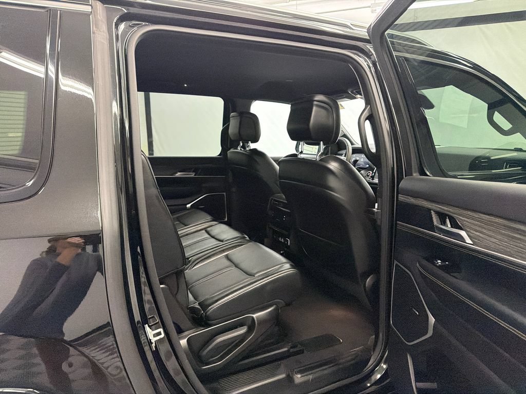 Used 2024 Jeep Wagoneer L Series II RWD image 17