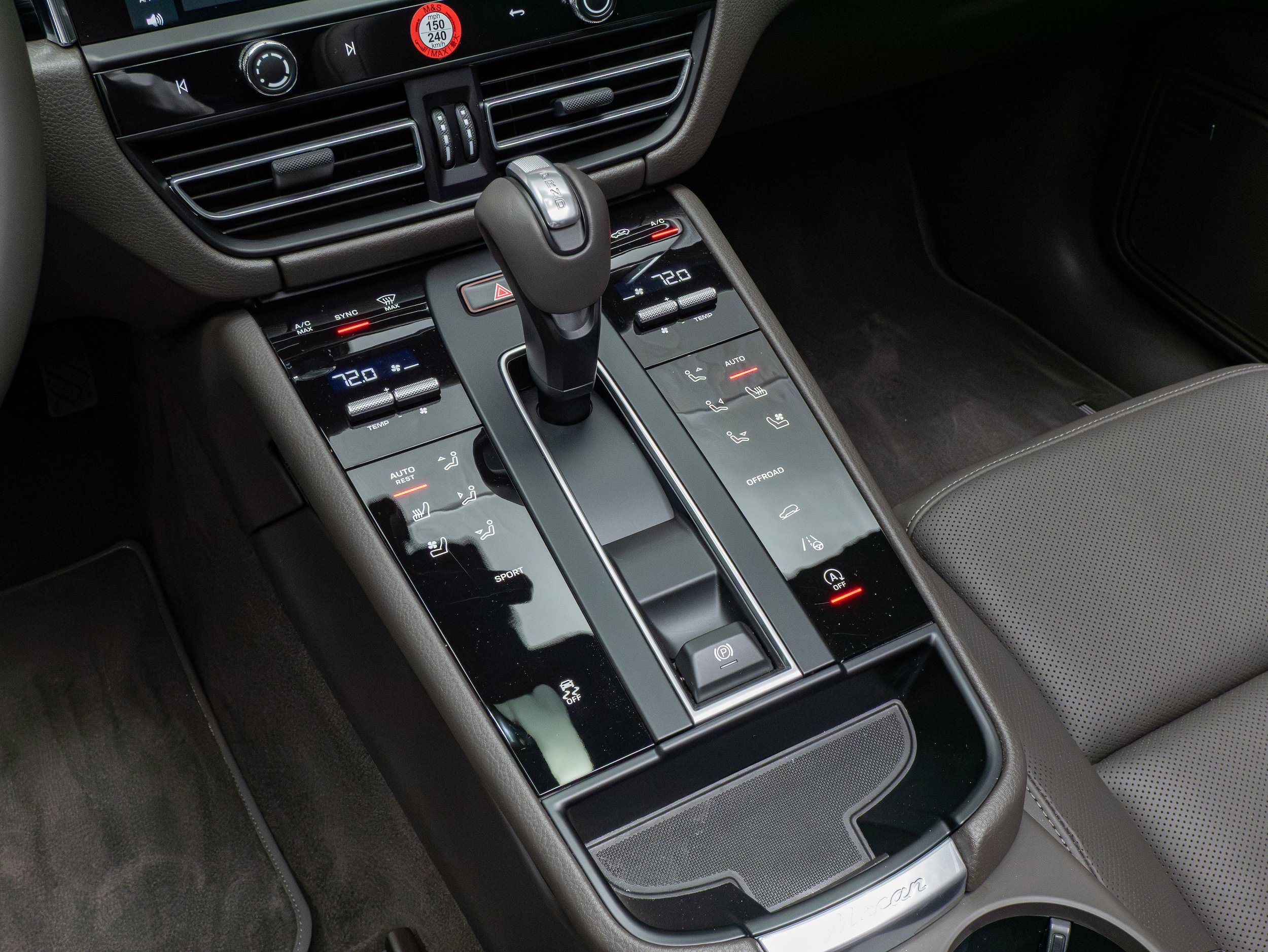 Certified 2025 Porsche Macan AWD/4WD image 23