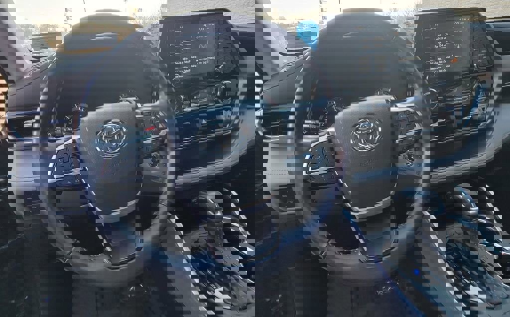 Used 2022 Toyota Highlander LE image 11