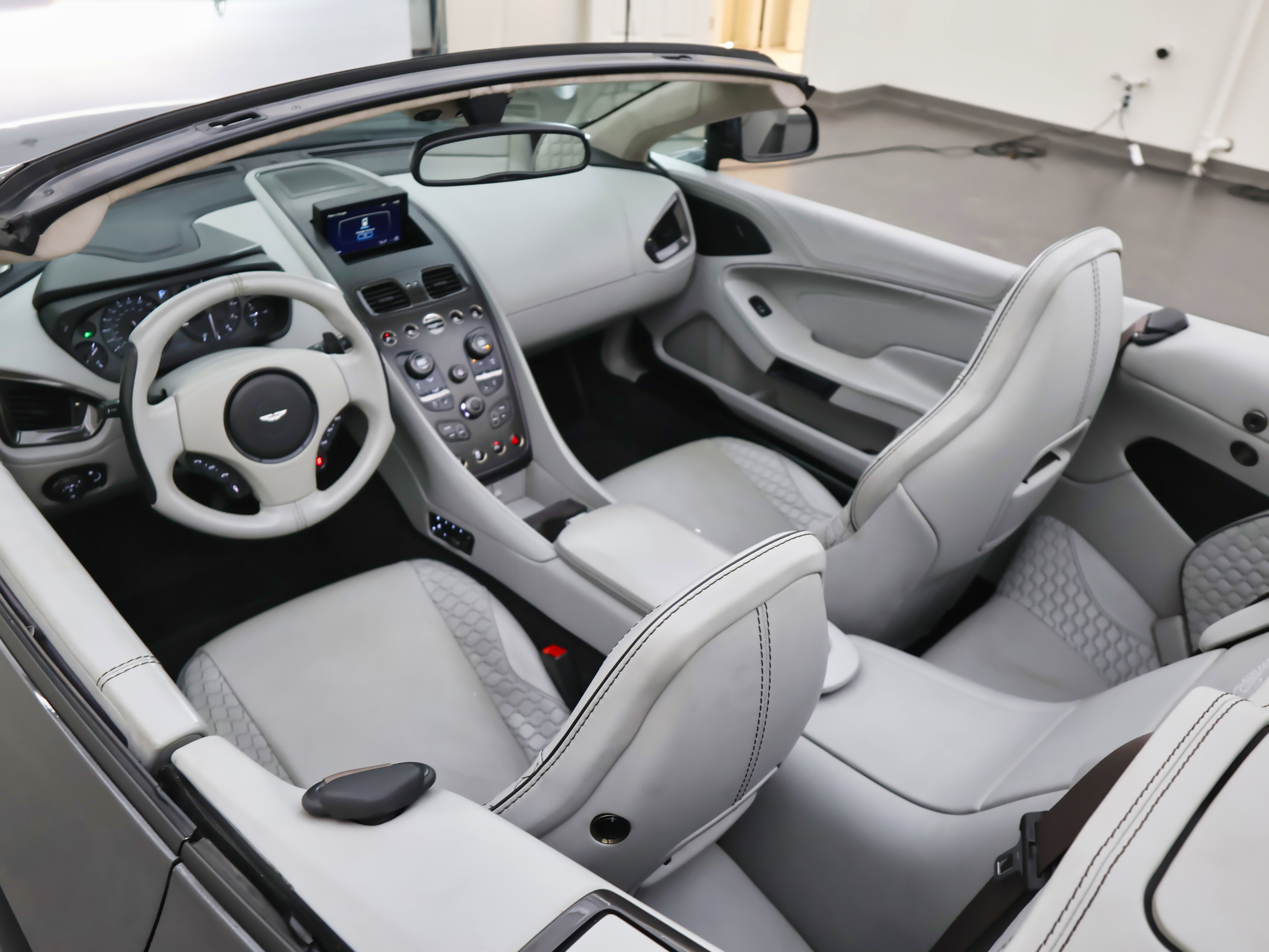 Used 2014 Aston Martin Vanquish Volante image 16