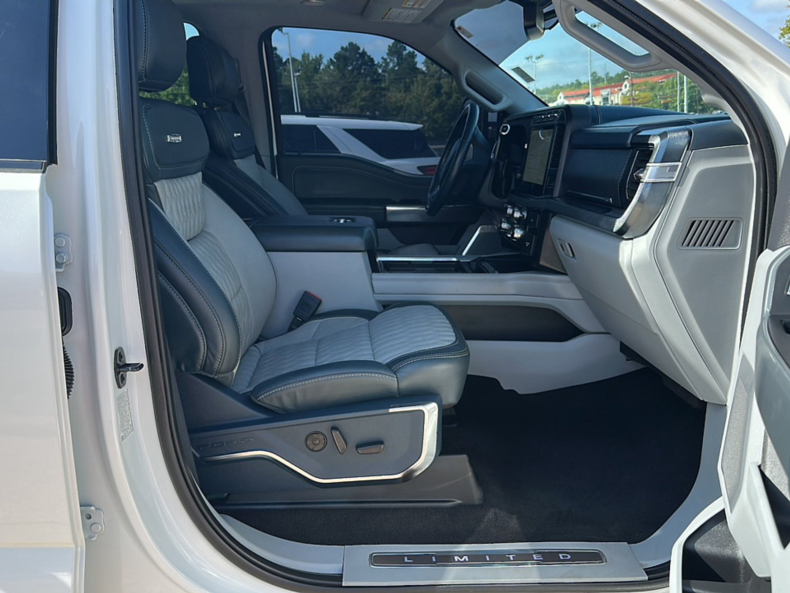 Used 2023 Ford F350 Limited w/ FX4 Off-Road Package AWD/4WD image 26
