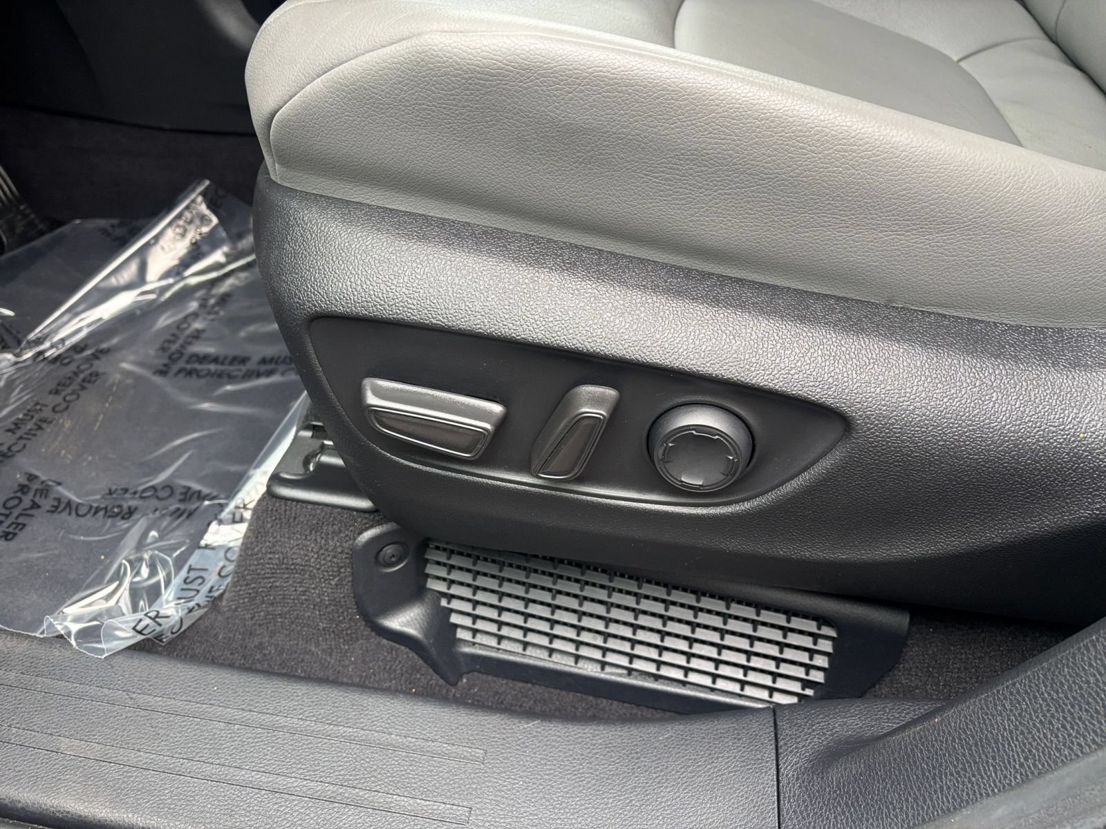Used 2025 Toyota Sienna XLE FWD image 22