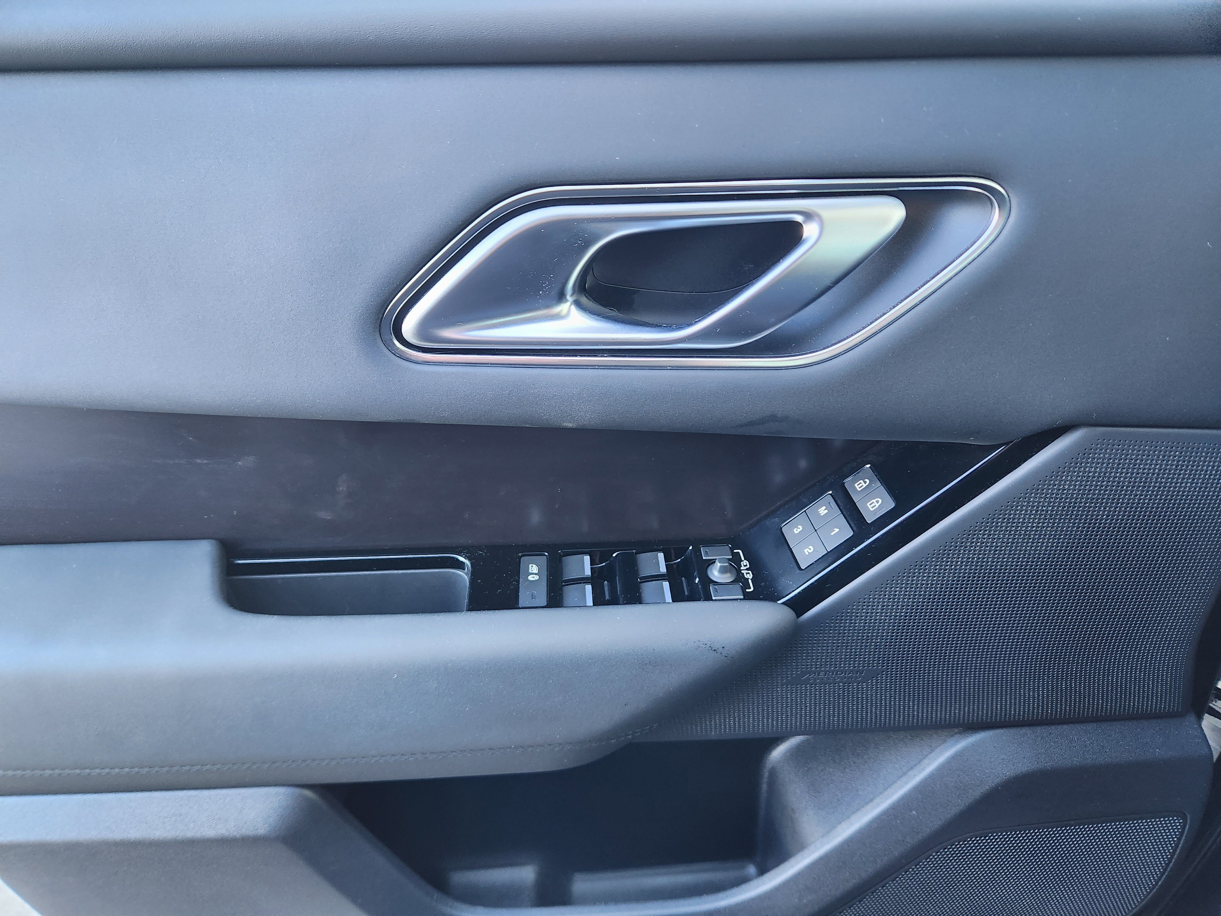 Certified 2026 Land Rover Range Rover Velar Dynamic SE image 23