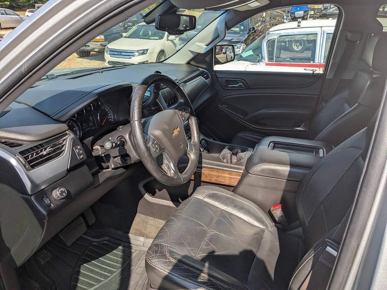 Used 2015 Chevrolet Suburban LT RWD image 15