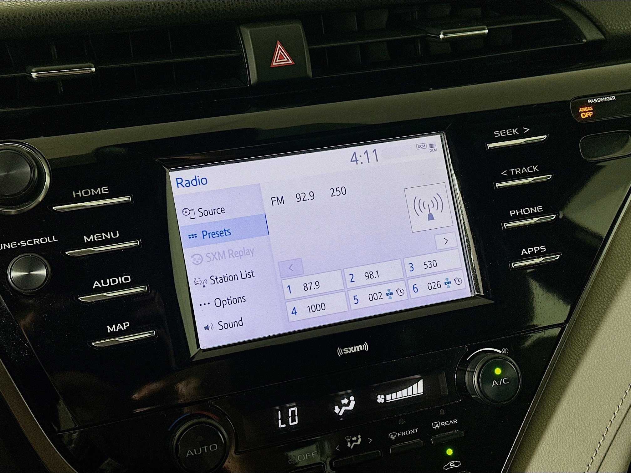 Used 2020 Toyota Camry SE FWD image 19