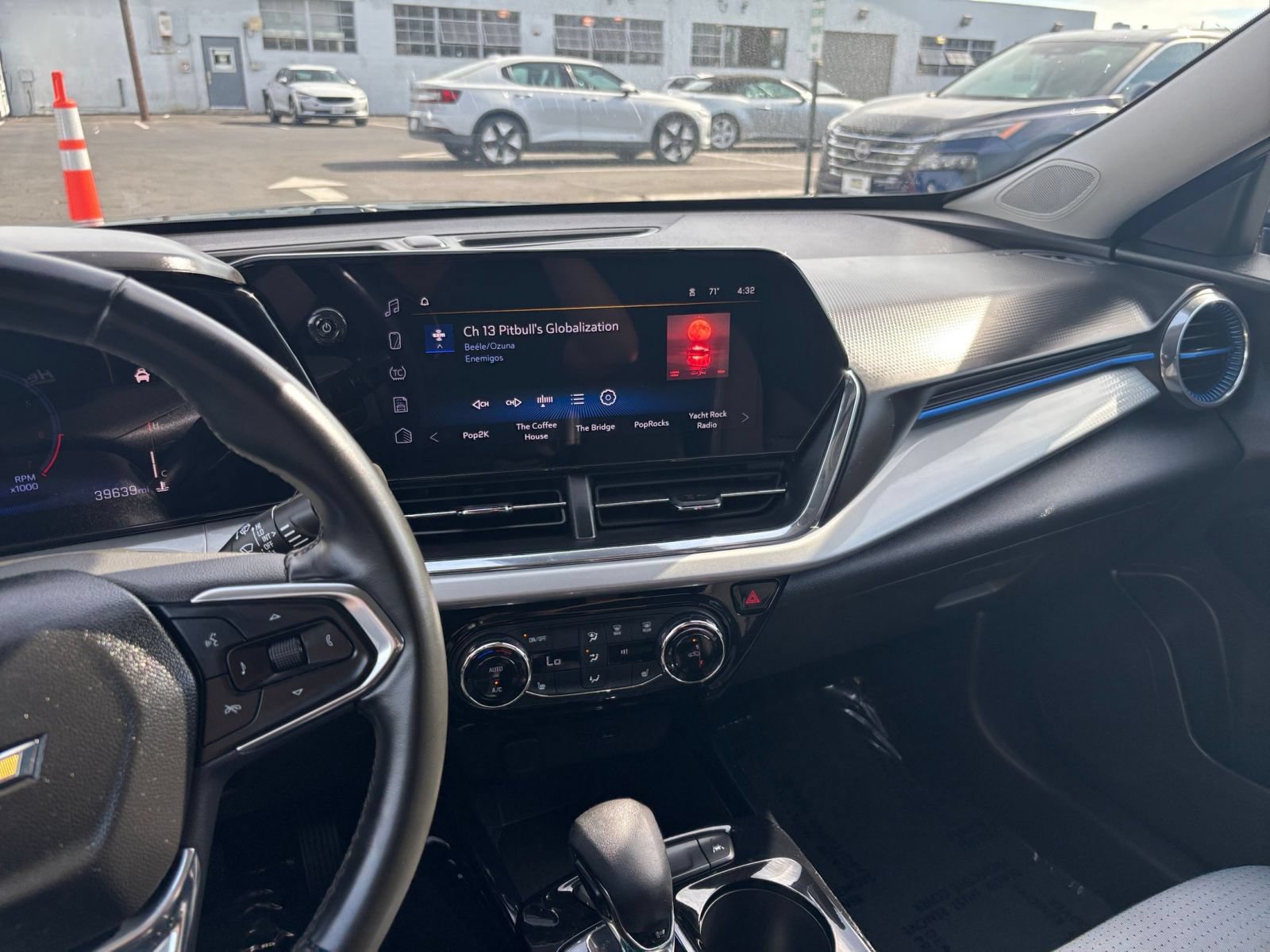 Used 2025 Chevrolet Trax LT w/ LT Convenience Package FWD image 17