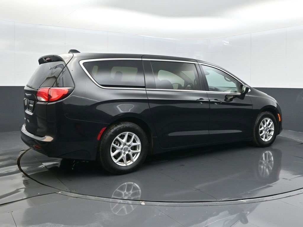 Used 2017 Chrysler Pacifica Touring image 22