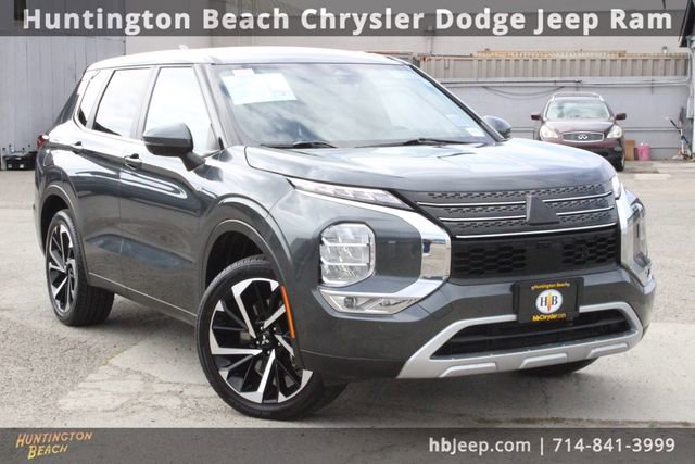 Used 2024 Mitsubishi Outlander SE image 1