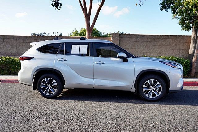 Used 2024 Toyota Highlander XLE AWD/4WD image 7
