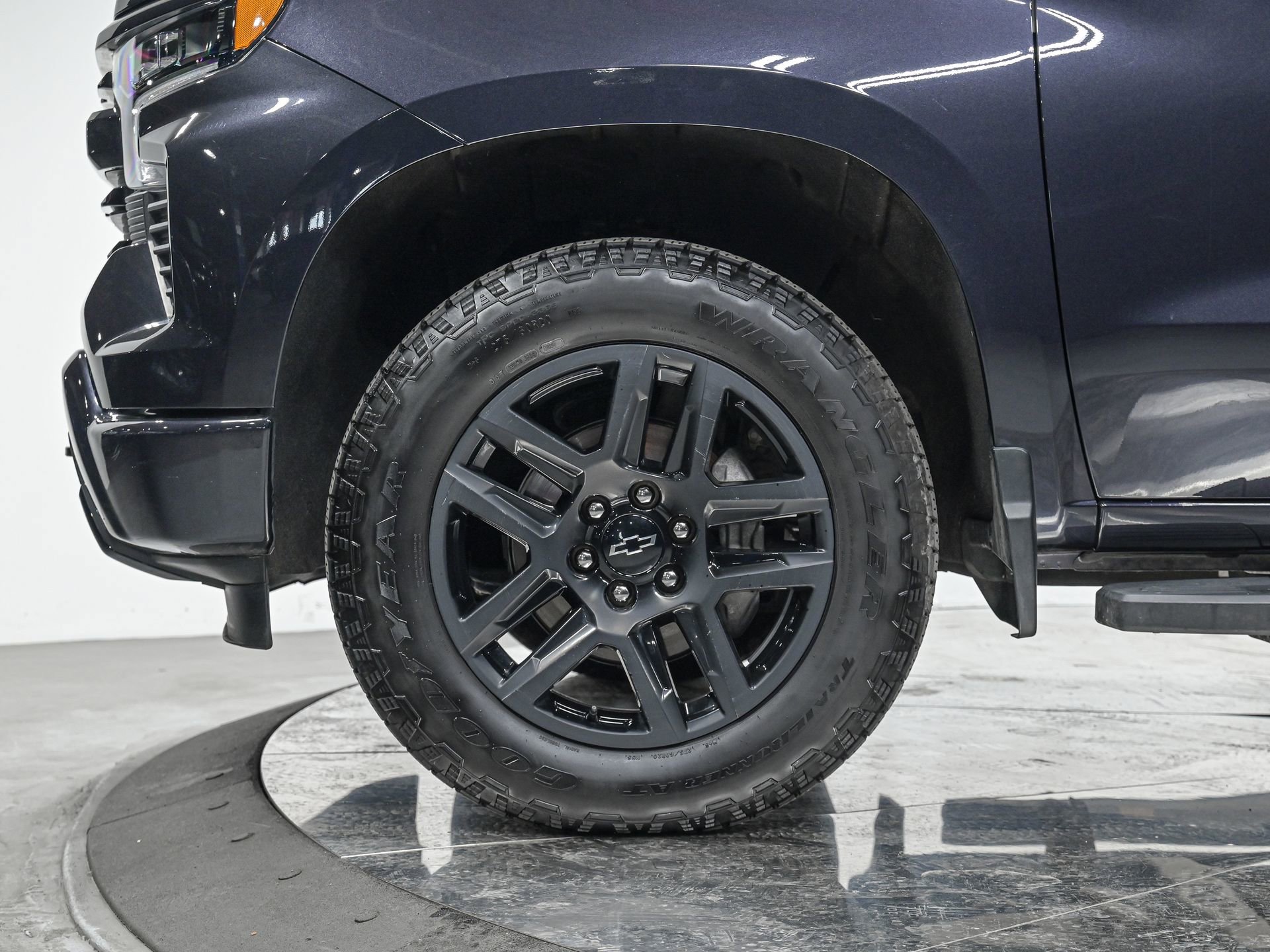 Used 2024 Chevrolet Silverado 1500 RST w/ Dark Appearance Package AWD/4WD image 3