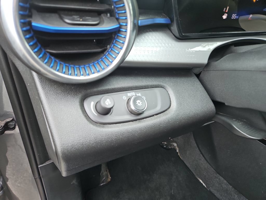 Used 2025 Chevrolet Trax LT FWD image 25
