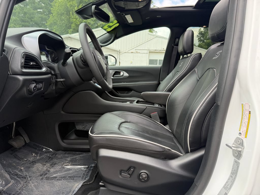 Used 2025 Chrysler Pacifica Limited FWD image 19