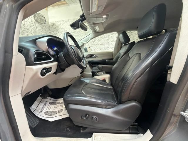 Used 2021 Chrysler Pacifica Touring-L FWD image 22