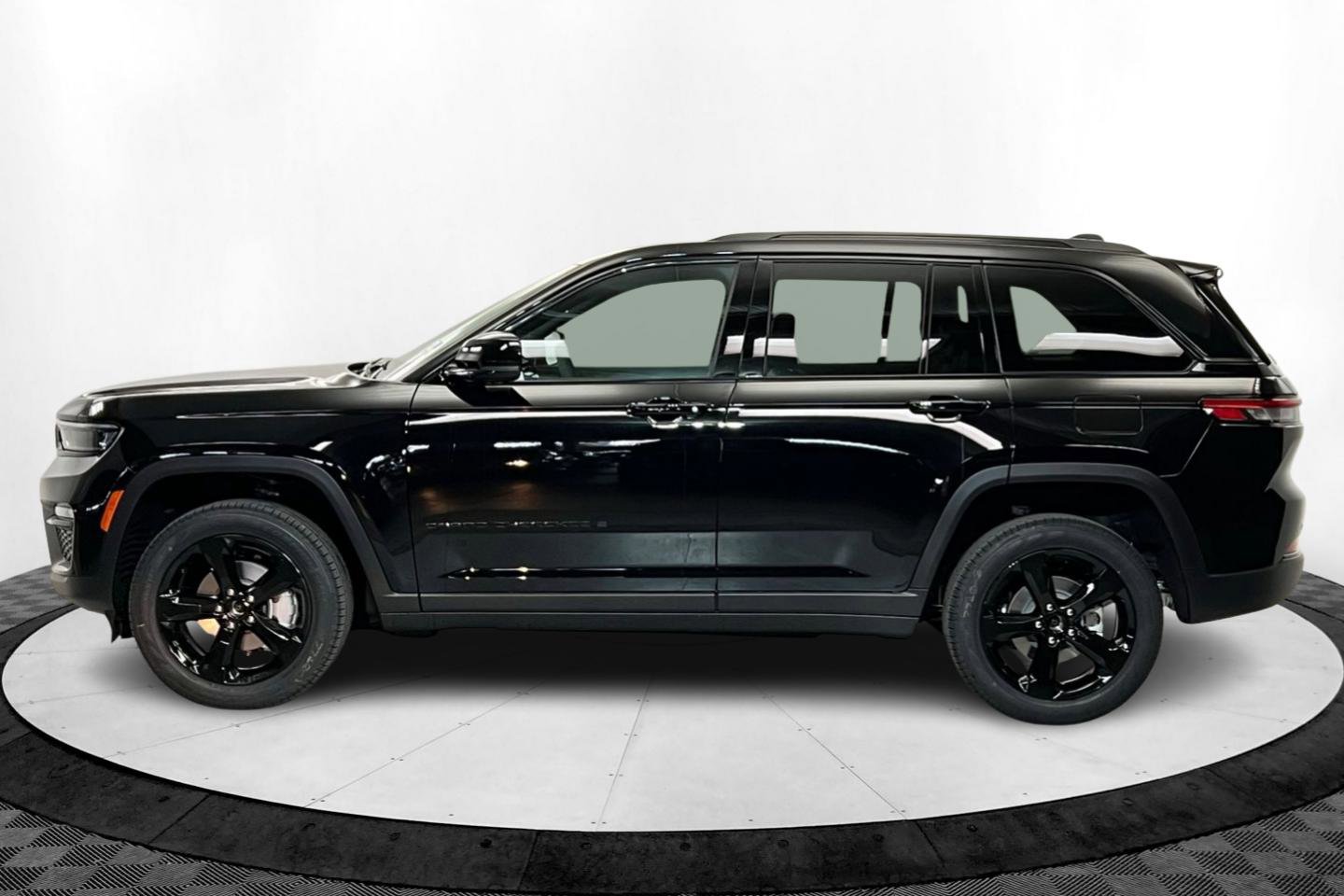 New 2025 Jeep Grand Cherokee Limited w/ Black Appearance Package AWD/4WD image 2