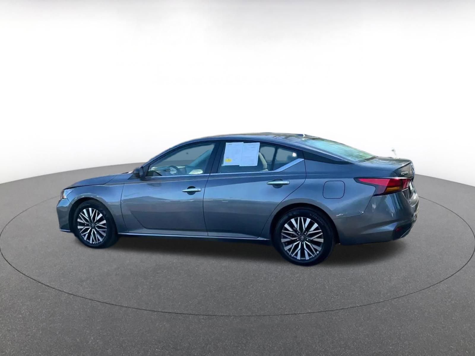 Used 2025 Nissan Altima 2.5 SV image 9