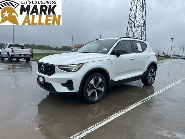 Used 2023 Volvo XC40 B4 Ultimate FWD image 2