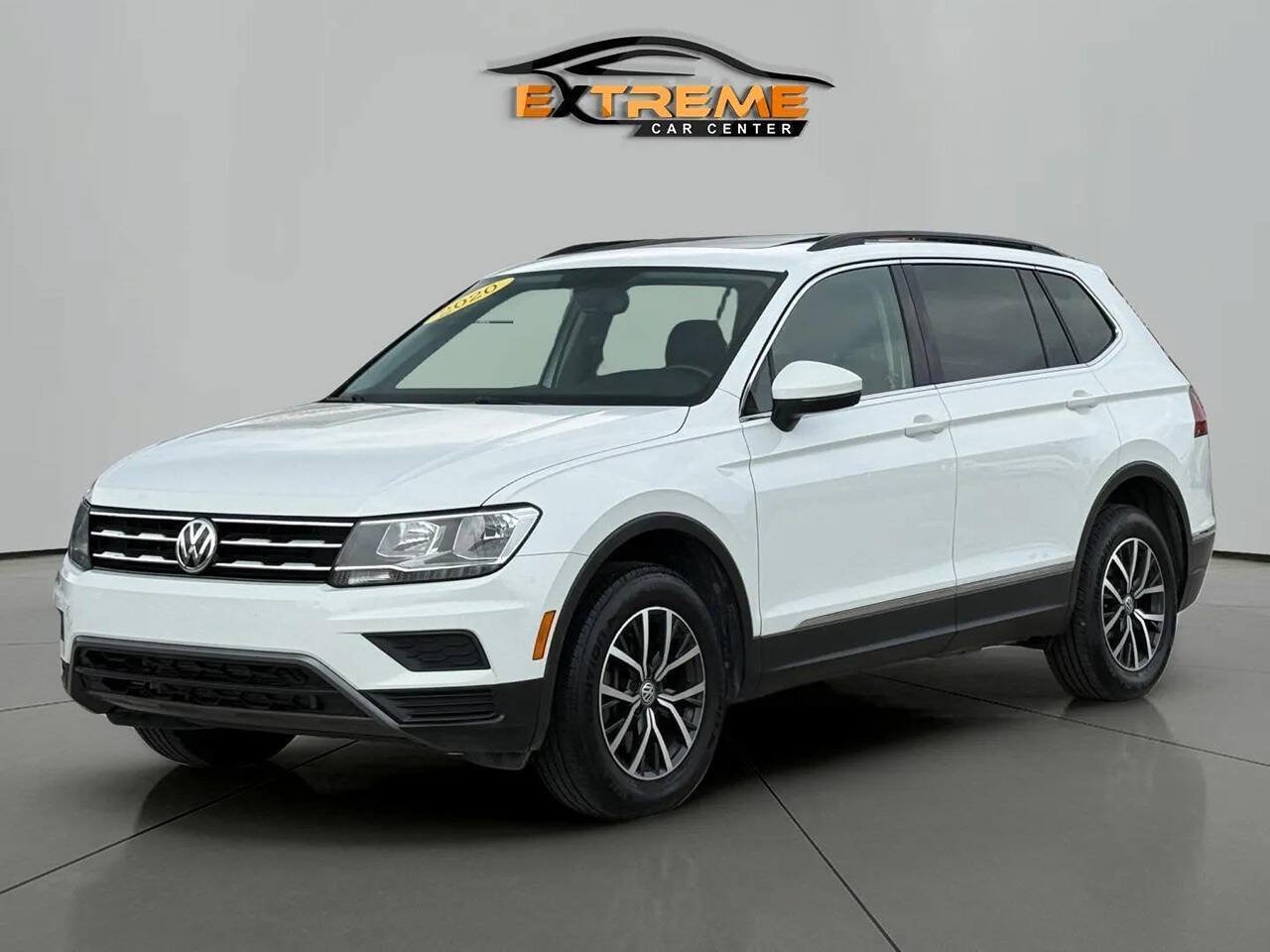 Used 2020 Volkswagen Tiguan SE w/ Panoramic Sunroof Package AWD/4WD image 2