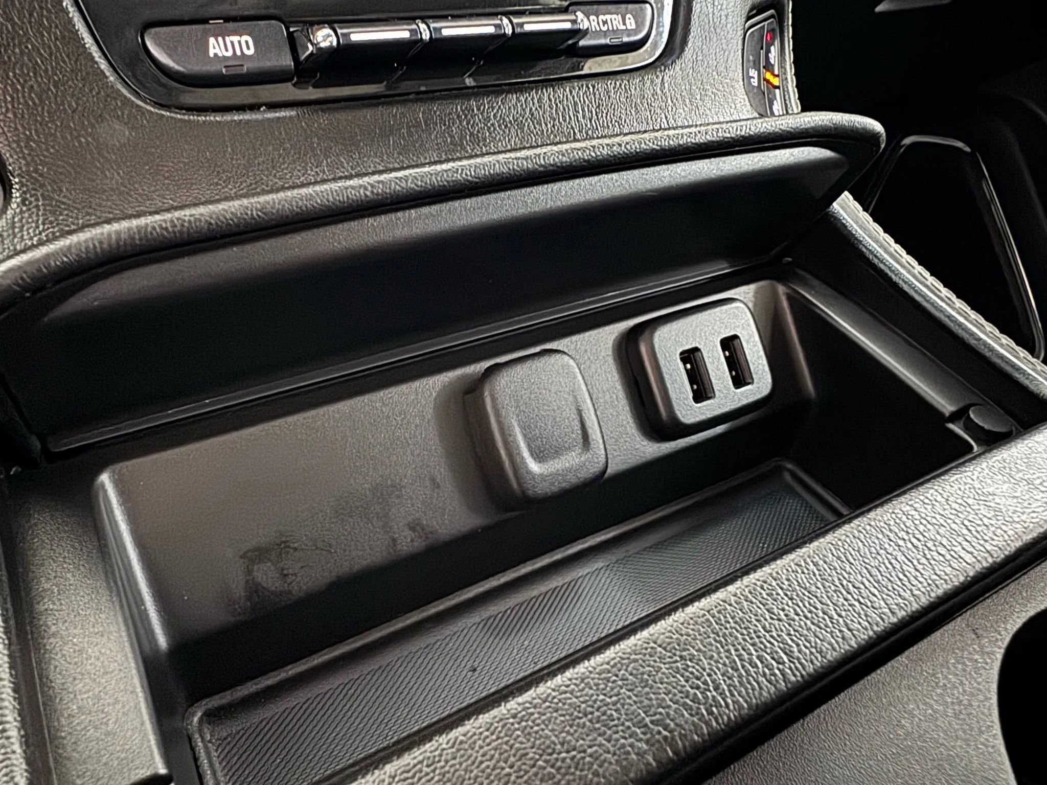 Used 2016 GMC Yukon Denali w/ Enhanced Security Package image 34