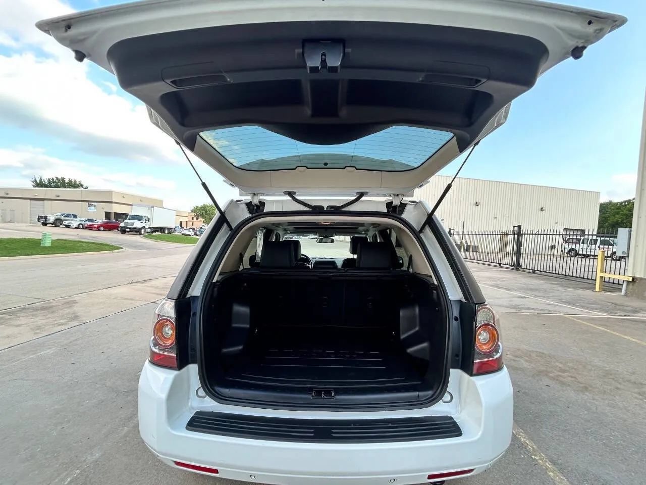 Used 2014 Land Rover LR2 HSE AWD/4WD image 10
