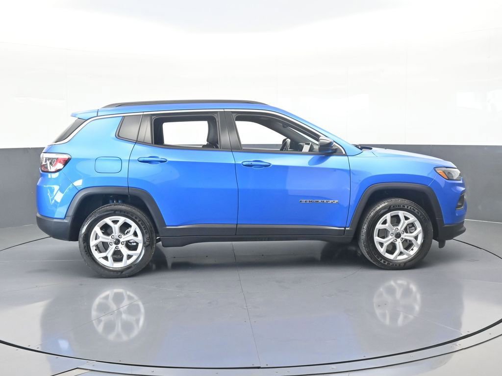 Used 2025 Jeep Compass Latitude AWD/4WD image 7