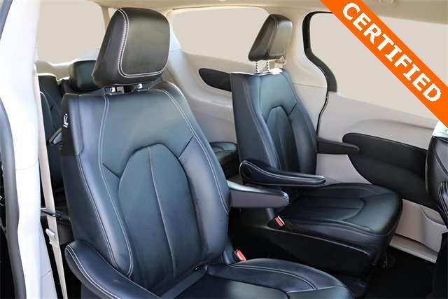 Used 2024 Chrysler Pacifica Select image 18