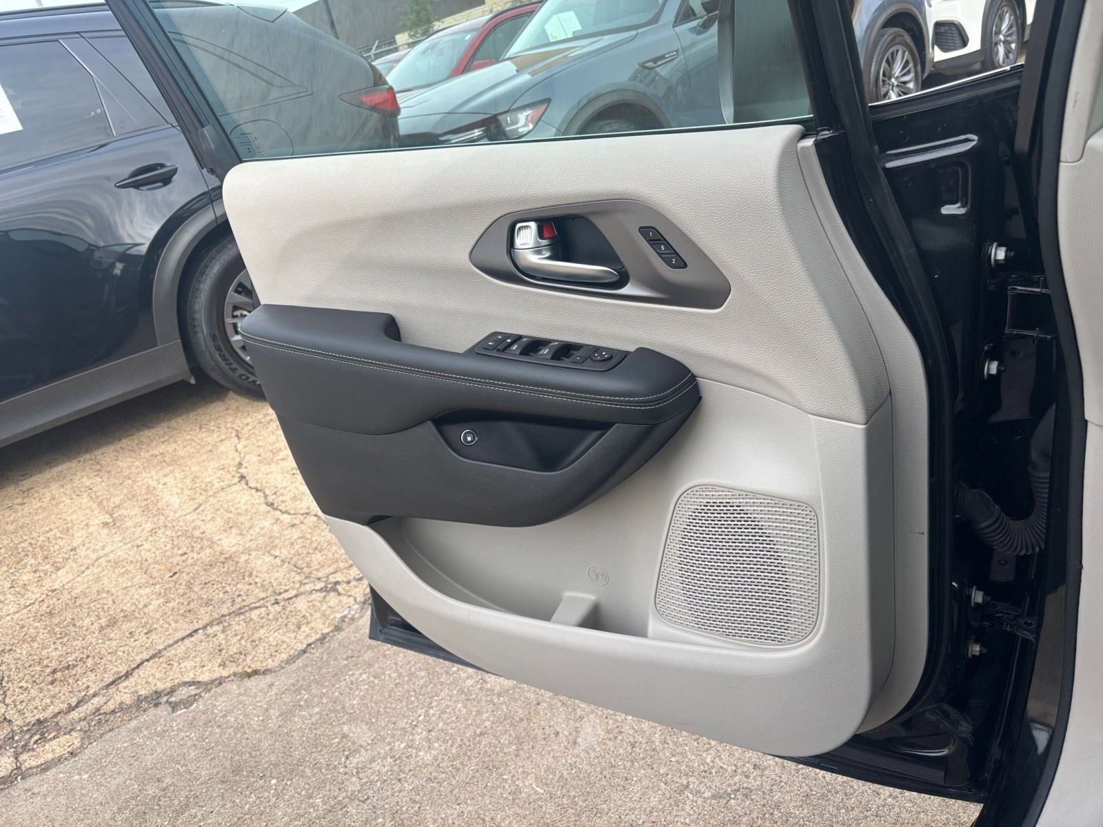 Used 2023 Chrysler Pacifica Touring-L image 21