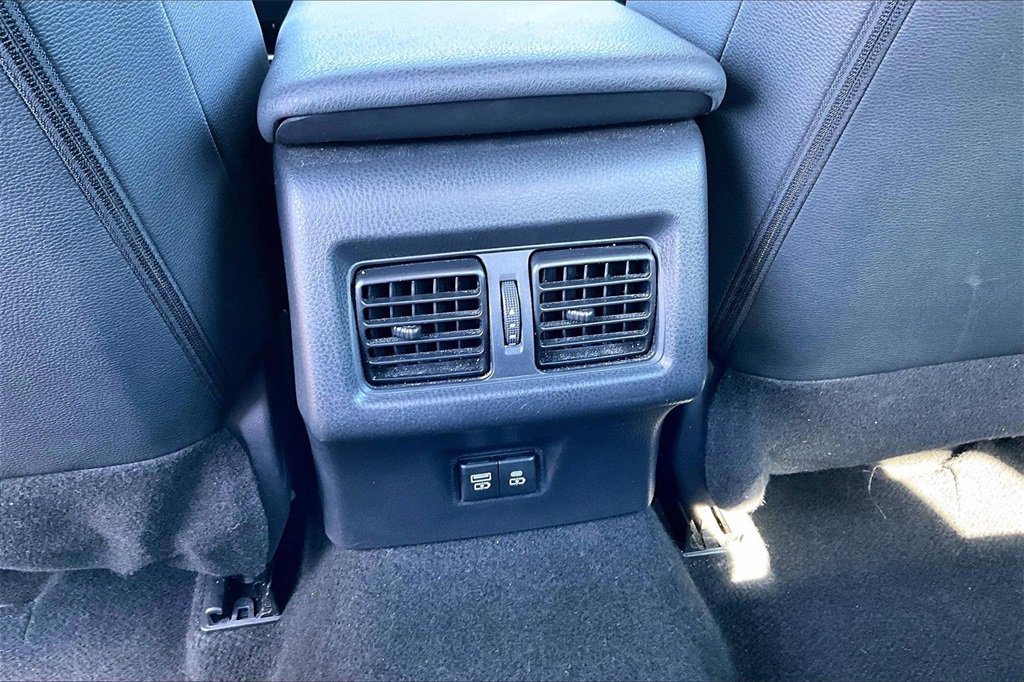 Used 2025 Toyota Camry SE image 32