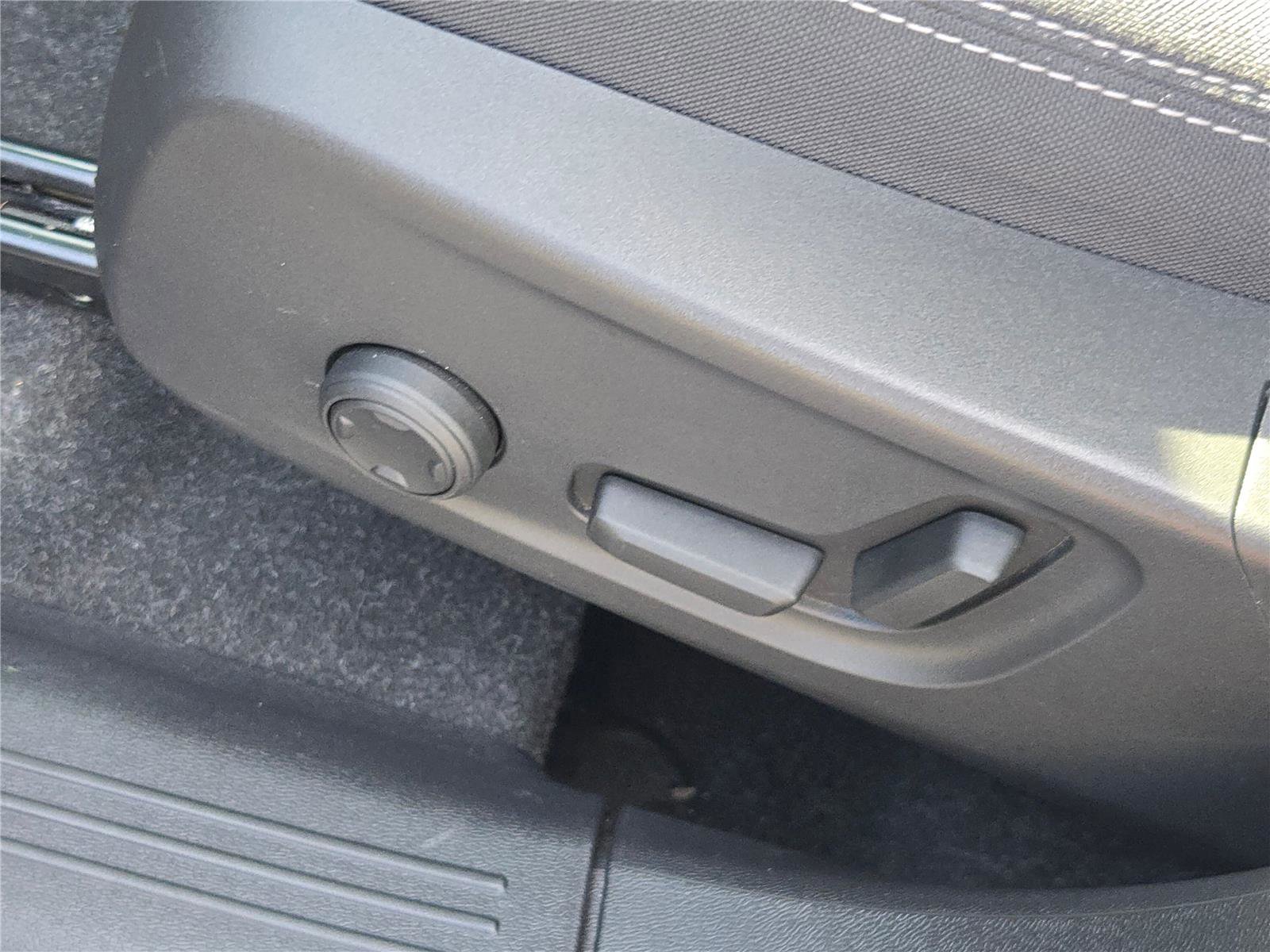 Used 2024 Volvo XC40 B5 Core image 28