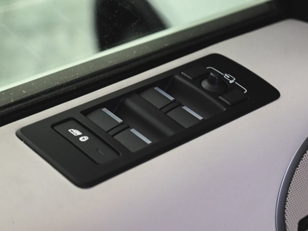 Used 2025 Land Rover Discovery S AWD/4WD image 9
